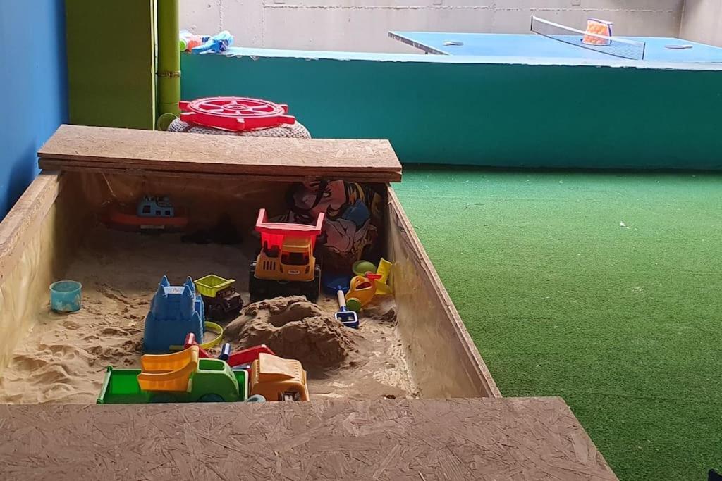 Central, Parking, Play Area, 1Km To The Sea イラクリオン エクステリア 写真