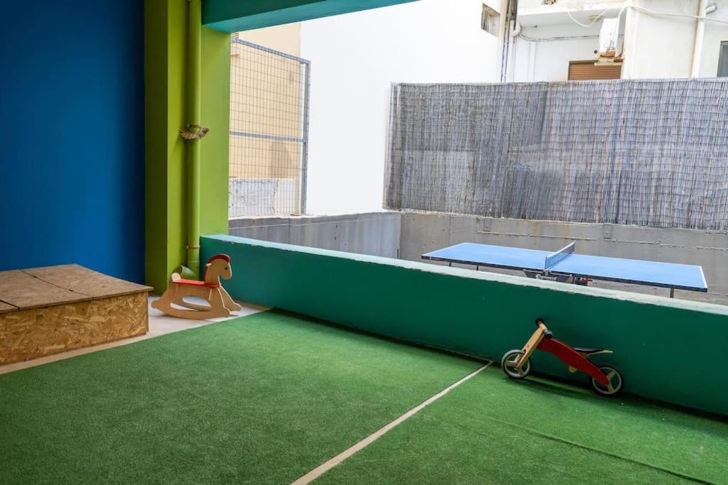 Central, Parking, Play Area, 1Km To The Sea イラクリオン エクステリア 写真